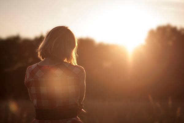 Frau schaut ins Licht